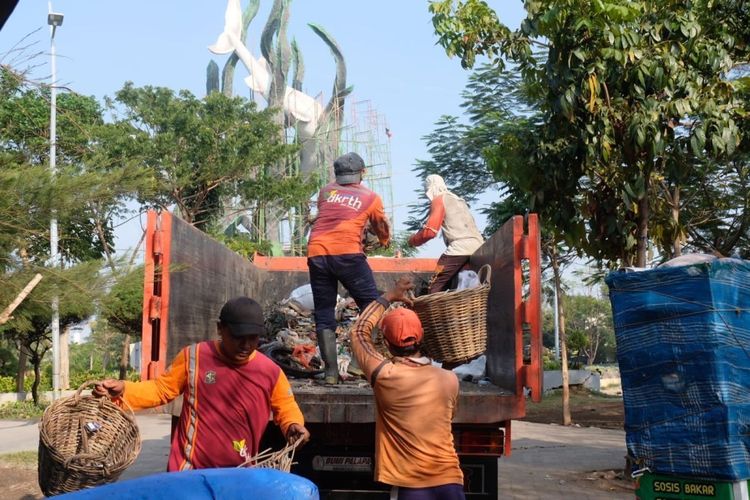 DPRD Surabaya Usul 6.600 Tukang Sampah Dapat Insentif Rp 200.000 per Bulan