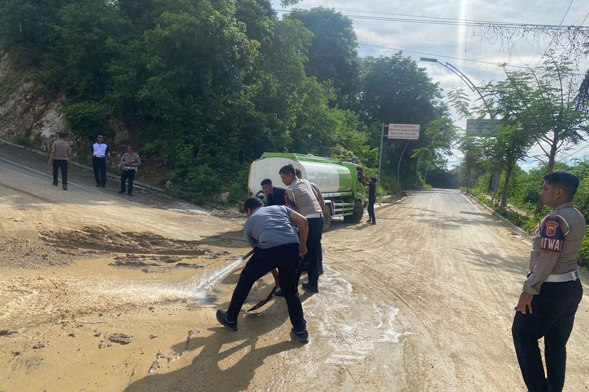 Jalan Menuju Bandara Komodo Labuan Bajo Dipenuhi Lumpur, Akses Terganggu