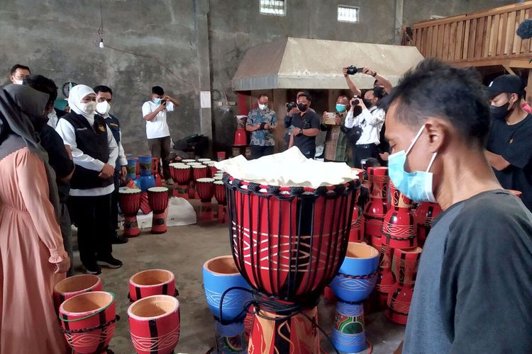 Gubernur Jawa Timur Khofifah Indar Parawansa melihat pusat produksi kendang jimbe di Desa Minggirsari, Kecamatan Kanigoro, Kabupaten Blitar, Minggu (27/2/2022)