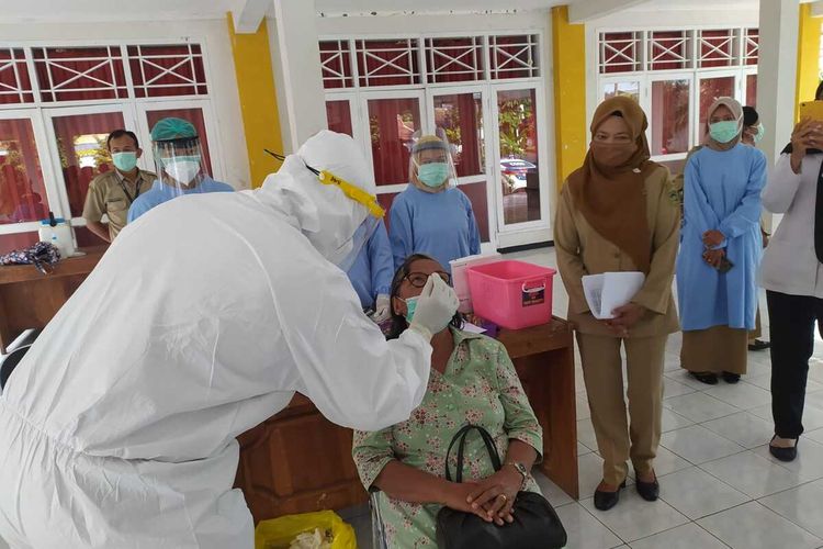 Tes cepat antigen Covid-19 massal di Kelurahan Sumampir, Kecamatan Purwokerto Utara, Kabupaten Banyumas, Jawa Tengah, Senin (18/1/2021).