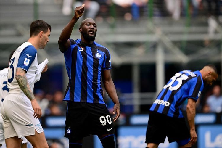 Penyerang Inter Milan Romelu Lukaku (tengah) bereaksi selama pertandingan sepak bola Serie A Liga Italia antara Inter vs Lazio di Stadion San Siro di Milan pada 30 April 2023.