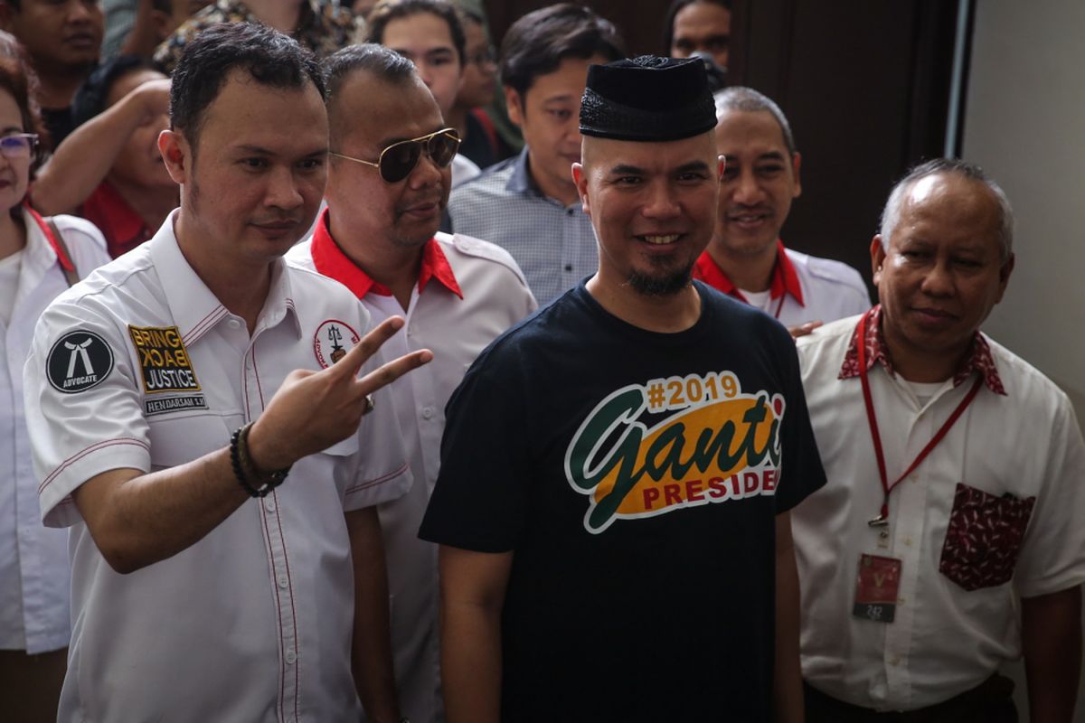 Artis musik Ahmad Dhani tiba untuk menjalani sidang kasus dugaan ujaran kebencian di Pengadilan Negeri Jakarta Selatan, Senin (16/4/2018). Ahmad Dhani diduga melanggar Pasal 45A Ayat 2 juncto Pasal 28 Ayat 2 Undang-undang Nomor 19 Tahun 2016 tentang Informasi dan Transaksi Elektronik juncto Pasal 55 Ayat 1 KUHP.