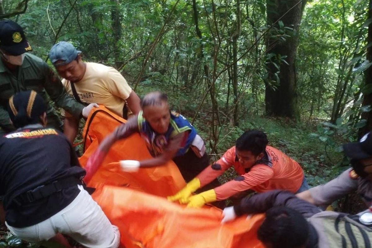 Proses evakuasi jenazah yang ditemuka di jurang Gajah Mungkur, Pacet, Kabupaten Mojokerto, Jawa Timur, Rabu (7/6/2023).