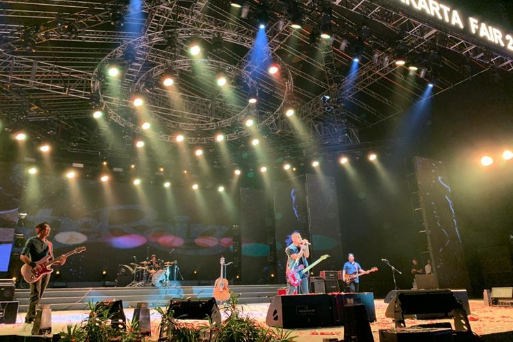Pembukaan Jakarta Fair Kemayoran 2022 turut dimeriahkan oleh penampilan aksi panggung asal Yogyakarta The Rain, Kamis (9/6/2022).