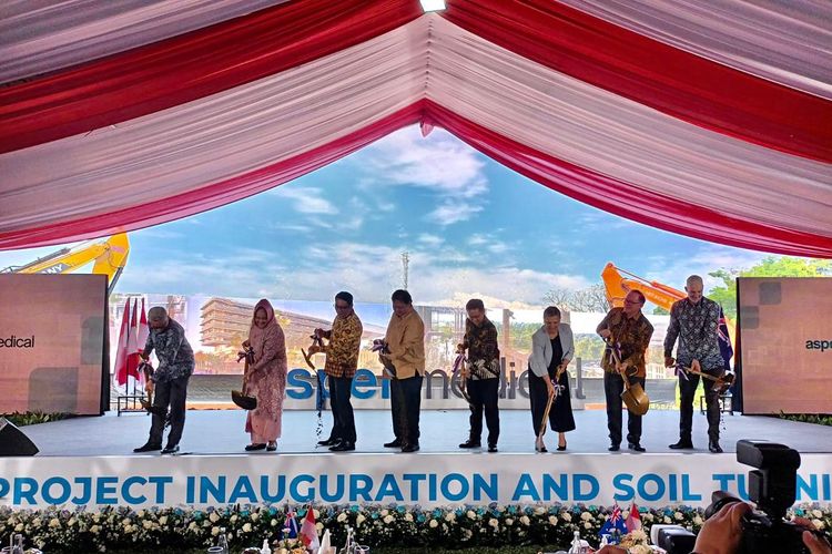 Gubernur Jawa Barat (Jabar) Ridwan Kamil saat melakukan peletakan batu pertama untuk proyek pembangunan RS Internasional Aspen Medical Hospital di Shila at Sawangan, Kecamatan Bojongsari, Depok, Jabar, Selasa (20/6/2023).