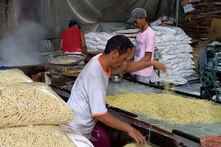 Asep (kaos hijau) saat berada di dapur produksi mie ketandan di Kota Yogyakarta, Jumat (4/2/2022)