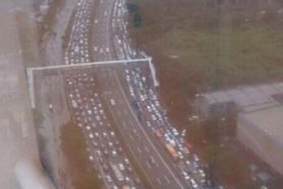 Macet di Jalan Gatot Subroto, Jakarta, akibat banjir di Jalan Tendean, Jakarta Selatan, Rabu (29/1/2014).