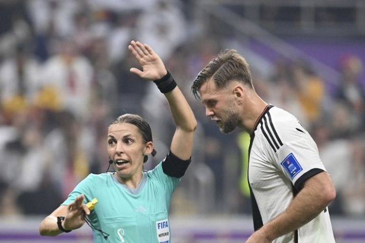 Aksi wasit asal Perancis Stephanie Frappart saat memimpin laga Kosta Rika vs Jerman pada matchday terakhir Grup E Piala Dunia 2022 Qatar di Stadion Al Bayt, Al Khor, Jumat (2/12/2022) dini hari WIB.