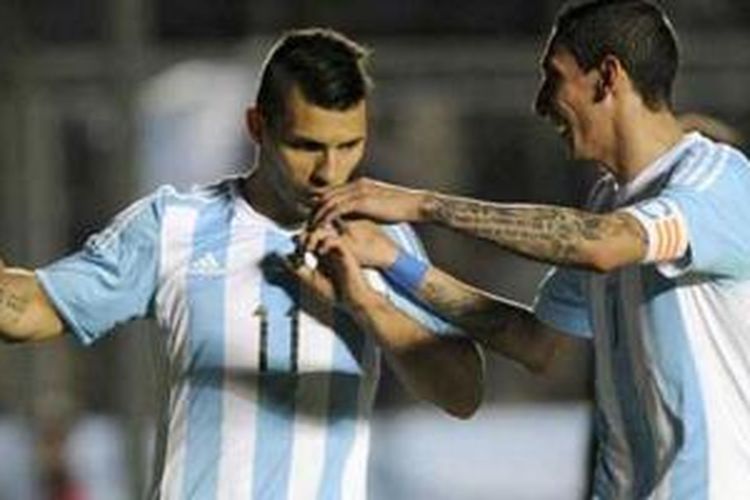 Sergio Aguero dan Angel di Maria memborong 5 gol kemenangan Argentina atas Bolivia, Sabtu (6/6/2015). 