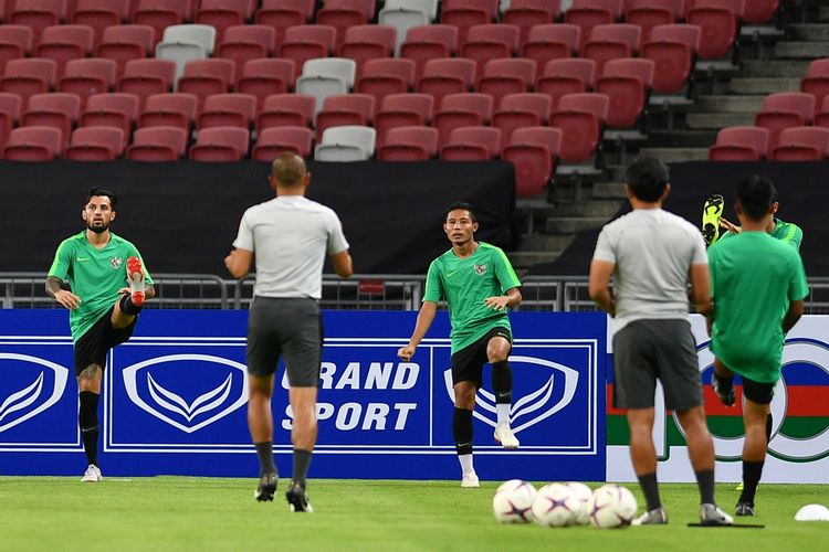 Pemain timnas Indonesia Stefano Lilipaly (kiri) dan Evan Dimas (tengah) berlatih di Stadion Nasional, Singapura, Kamis (8/11/2018). Timnas Indonesia akan menjalani laga perdana penyisihan grub B Piala AFF 2018 melawan timnas Singapura di Stadion Nasional, Singapura pada Jumat 9 November 2018.  