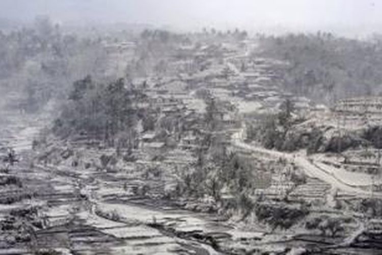 Abu vulkanik dari Gunung Kelud menyelimuti permukiman dan lahan pertanian warga di Desa Pandansari, Kecamatan Ngantang, Kabupaten Malang, Jawa Timur, Sabtu (15/2). Hingga saat ini proses evakuasi warga masih terus dilakukan dengan penyisiran ke rumah-rumah penduduk.