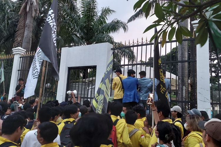 Ratusan mahasiswa melakukan aksi unjuk rasa di depan Gedung DPR/MPR RI, Senayan, Jakarta, pada Selasa (28/6/2022) sore