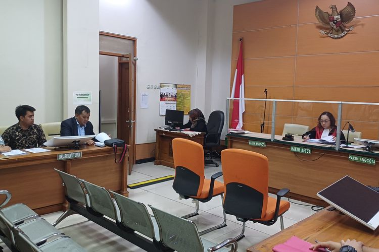 Koordinator Masyarakat Anti Korupsi Indonesia (MAKI) saat membacakan petitum di sidang perdana gugatan praperadilan terkait tak kunjung ditahannya Firli Bahuri di Pengadilan Negeri Jakarta Selatan, Rabu (27/3/2024).
