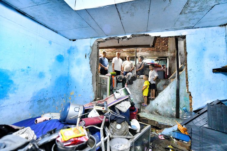 Kondisi rumah warga Bandung yang rusak dihantam banjir. 