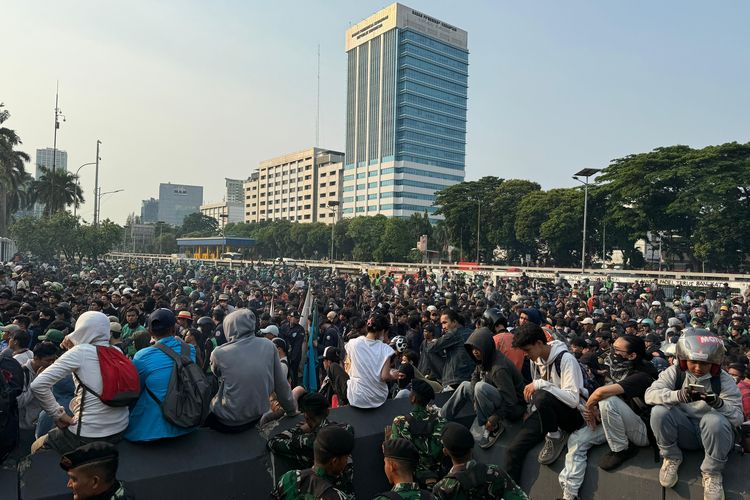 Jalan Gatot Soebroto arah Slipi, Jakarta ditutup massa aksi yang menggelar demo di Gedung DPR, Senayan, Jakarta, Jumat (29/8/2025) sore. 