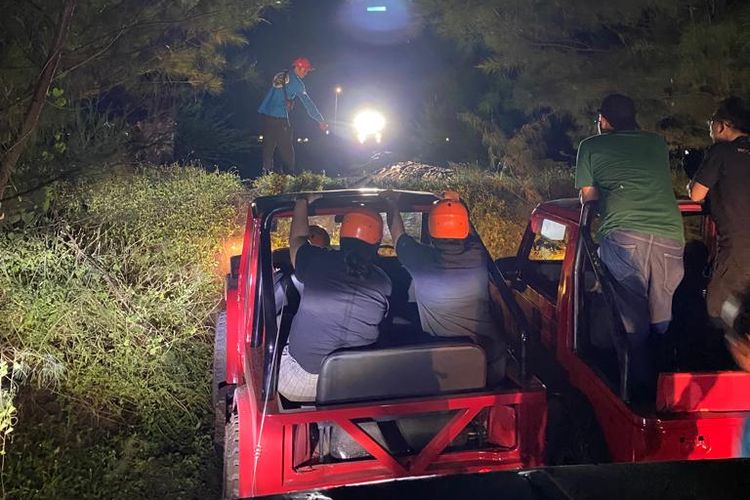 Jeep wisata Glagah saat menyusuri rintangan di Kulon Progo. 