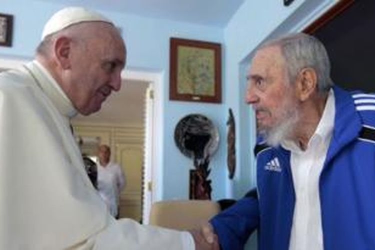 aus Fransiskus berjabat tangan dengan mantan pemimpin Kuba, Fidel Castro di Havana, Minggu (20/9/2015).