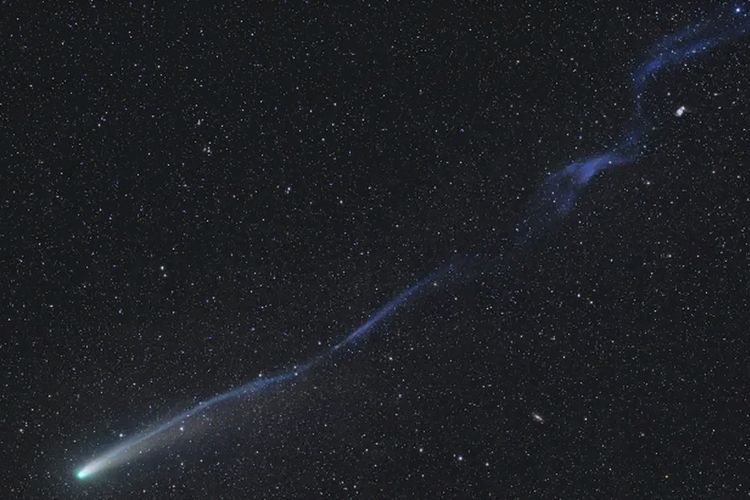 Foto baru menunjukkan ekor panjang Komet Lemmon setelah terpelintir dan tercabik-cabik oleh hembusan angin matahari yang kuat pada 18 Oktober. 