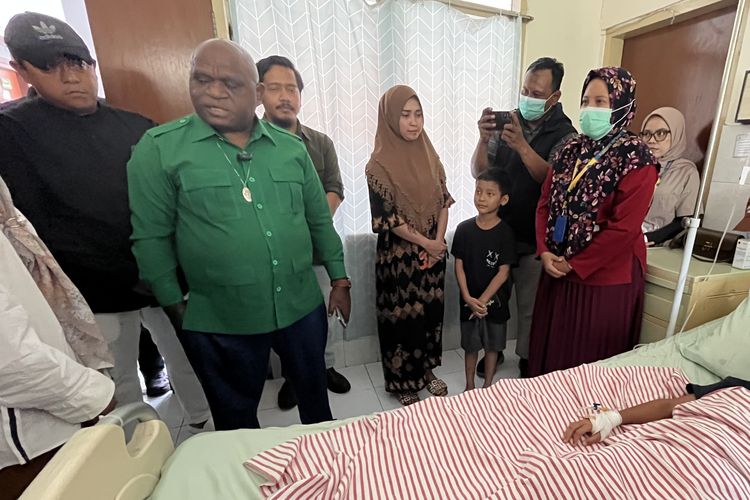 Menteri HAM Kunjungi 7 Siswa yang Dirawat Akibat Keracunan MBG di Surabaya
