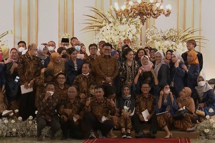 Iriana berfoto bersama teman-temannya hingga menutupi pengantin hingga Jokowi di acara Resepsi pernikahan Kaesang dan Erina.