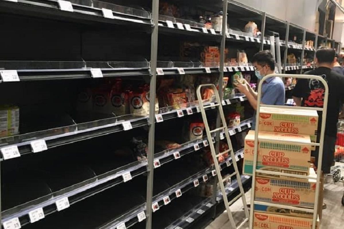 Petugas Supermarket FairPrice Xtra di Vivo City, Singapura mengisi kembali stok mie instan yang ludes diborong pembeli yang panik setelah meningkatnya status virus corona, Sabtu siang (08/02/2020)