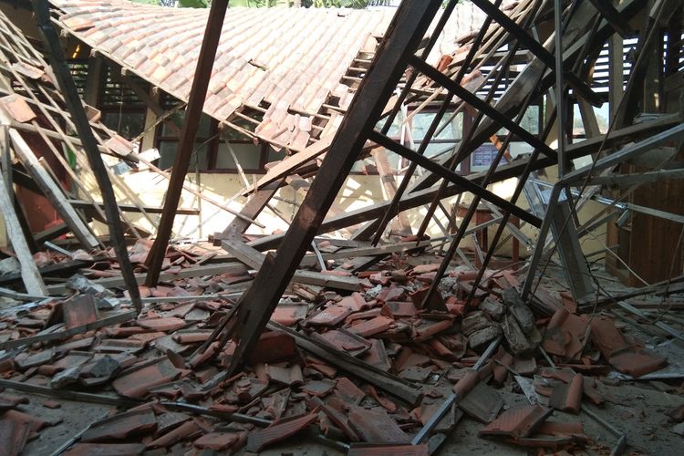 Ilustrasi sekolah ambruk. Anggota Komisi X DPR RI Muhamad Nur Purnamasidi meninjau langsung kondisi bangunan SD Negeri Sukosari 01 di Desa Sukosari, Kecamatan Kunir, Kabupaten Lumajang, Jawa Timur.