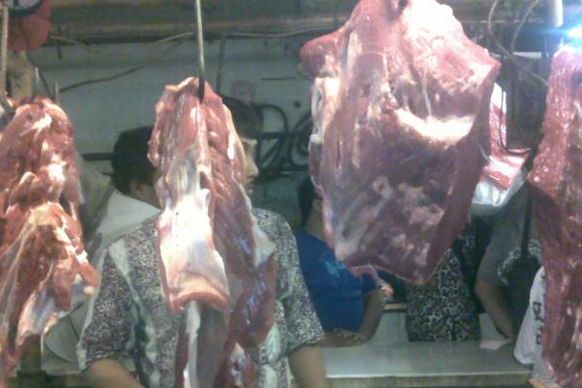 Ilustrasi daging sapi. Di Pasar Klender, harga daging sapi pada H-7 lebaran masih stabil Rp 90.000 - Rp 100.000 per kilogram. 