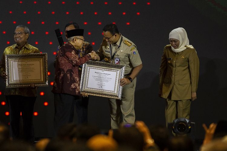 Wakil Presiden Maruf Amin menyerahkan piagam penghargaan kepada Gubernur DKI Jakarta Anies Baswedan pada Penganugerahan Zona Integritas Menuju Wilayah Bebas dari Korupsi (WBK) dan Wilayah Birokrasi Bersih dan Melayani (WBBM) di Jakarta, Selasa (10/12/2019). Kementerian Pendayagunaan Aparatur Negara dan Reformasi Birokrasi memberi penghargaan kepada 506 unit kerja dari 63 instansi Pemerintah yang berhasil membangun zona integritas sehingga mendapatkan predikat WBK dan WBBM. ANTARA FOTO/Dhemas Reviyanto/pd. *** Local Caption *** 
