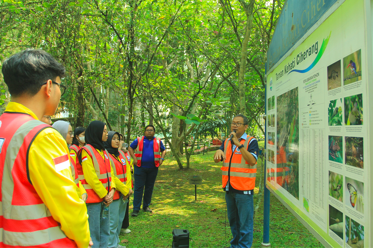 Tim perwakilan Danone-Aqua menjelaskan tentang keberlanjutan ekosistem di Pabrik Ciherang, Jawa Barat.