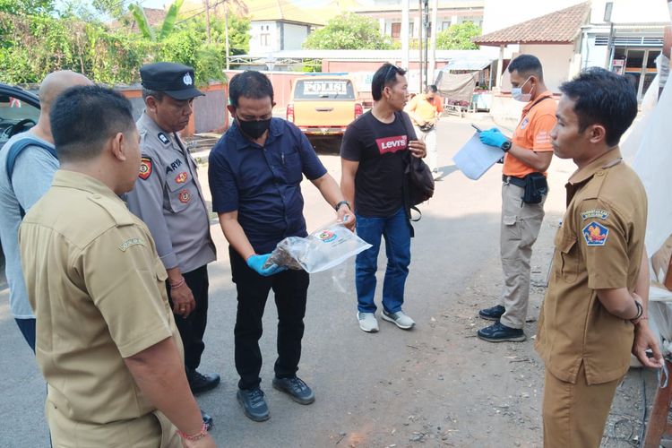 Polisi mengamankan lokasi penemuan tulang belulang yang diduga kerangka manusia di lokasi proyek SD Negeri 3 Banjar Tegal, Kabupaten Buleleng, Provinsi Bali, Senin (14/10/2024). 