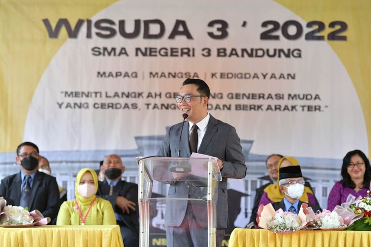 Gubernur Jawa Barat Ridwan Kamil saat menghadiri wisuda putrinya, Zara. 