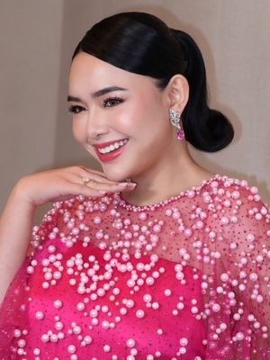 Hamil 4 bulan, Amanda tampil memukau pamer baby bump serba pink di Gala Premiere film CAPER. Intip detailnya.
