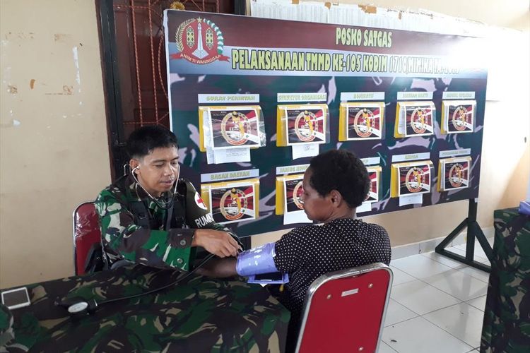 ISTIMEWA - Seorang warga ketika datang berobat di posko kesehatan TMMD karena merasa pusing secara tiba-tiba, Jumat (12/7/2019)