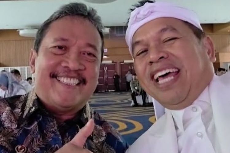 Menteri Kelautan dan Perikanan Sakti Wahyu Trenggono bersama Gubernur Jawa Barat Dedi Mulyadi usai penandatanganan MoU terkait pembangunan tambak ikan nila salin di Pesisir Pantai Jawa Barat.