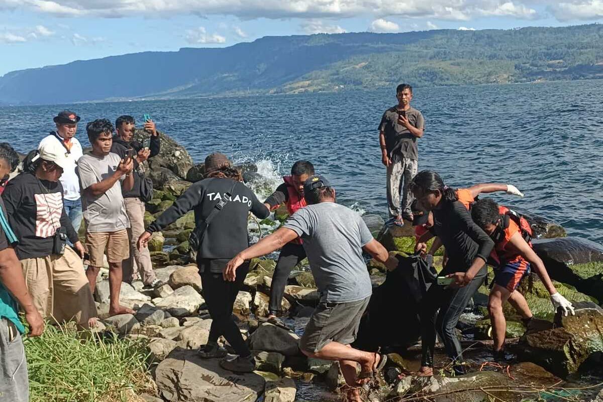 Foto: Tim SAR mengevakuasi jasad seorang Nelayan yang terdampar di Perairan Danau Toba, Kabupaten Simalungun, Sumatera Utara, Rabu (11/6/2025). Dokumentasi: Pos SAR Danau Toba