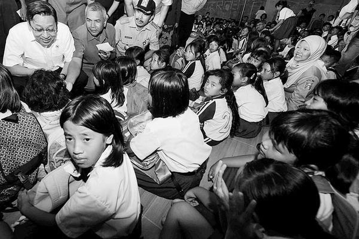 Wakil Presiden Boediono berdialog dengan siswa SD Negeri Kaliurang, Pakem, Sleman, yang mengungsi ke barak pengungsian korban bencana Gunung Merapi di Desa Hargobinangun, Pakem, Sleman, DI Yogyakarta, Selasa (26/10).