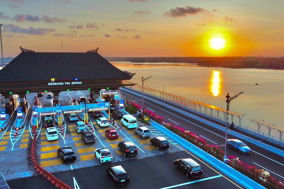 Suasana di gerbang tol Bali Mandara saat senja. /Dok. Humas PT Jasamarga Bali Tol 