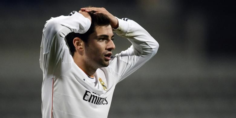 Ekspresi gelandang muda Real Madrid, Enzo Zidane, saat timnya melawan Paris Saint-Germain pada perempat final UEFA Youth League di Stadion Chariety, Paris, 11 Maret 2014. 