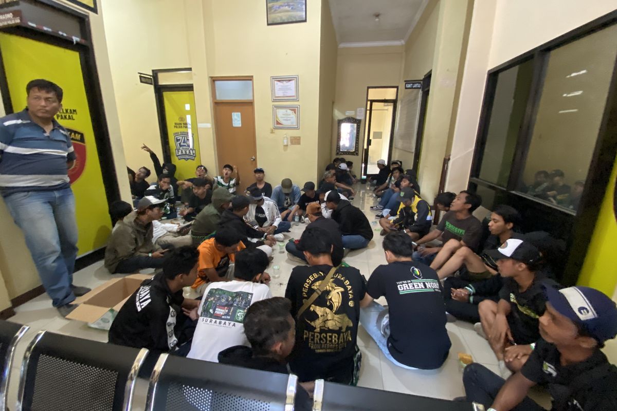 Superter saat berada di Polsek Pakal, karena bawa miras