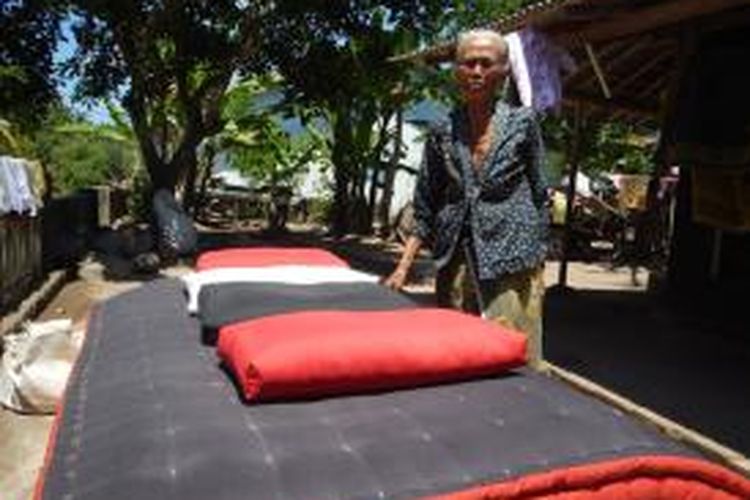 Mbah Asih, satu-satunya pembuat kasur khas using Abang Cemeng di Desa Kemiren Kecamatan Glagah Kabupaten Banyuwangi