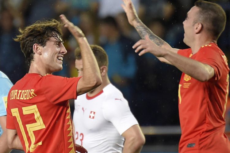 Bek Spanyol, Alvaro Odriozola, melakukan selebrasi seusai menjebol gawang Swiss dalam partai uji coba di Estadio de Ceramica, Minggu (3/6/2018)
