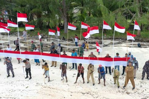 Bendera Merah Putih Ukuran 77 Meter Dibentangkan di Pulau Fani Raja Ampat