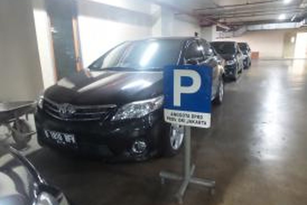 Toyota Corolla Altis yang merupakan mobil dinas anggota DPRD DKI Jakarta periode 2009-2014.