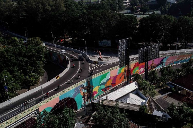 Mural di dinding jembatan layang Manahan dari udara di Solo, Jawa Tengah, Jumat (24/5/2019). Mural tokoh figur Pandawa Lima seperti Yusdistira, Bima, Arjuna, Nakula dan Sadewa menghiasi dinding sepanjang 2500 meter. Fly over Manahan Solo dirancang sepanjang 600 meter dan lebar 9 meter.