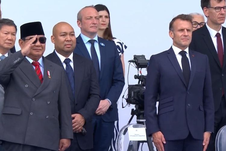 Prabowo Hadiri Bastille Day di Perancis: Dipeluk Macron, Beri Hormat ke Kontingen Indonesia