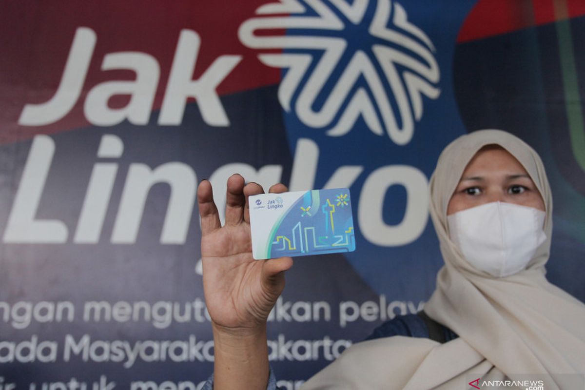 Warga menunjukkan kartu JakLingko saat akan menggunakan moda transportasi di Jakarta, Selasa (1/6/2021).