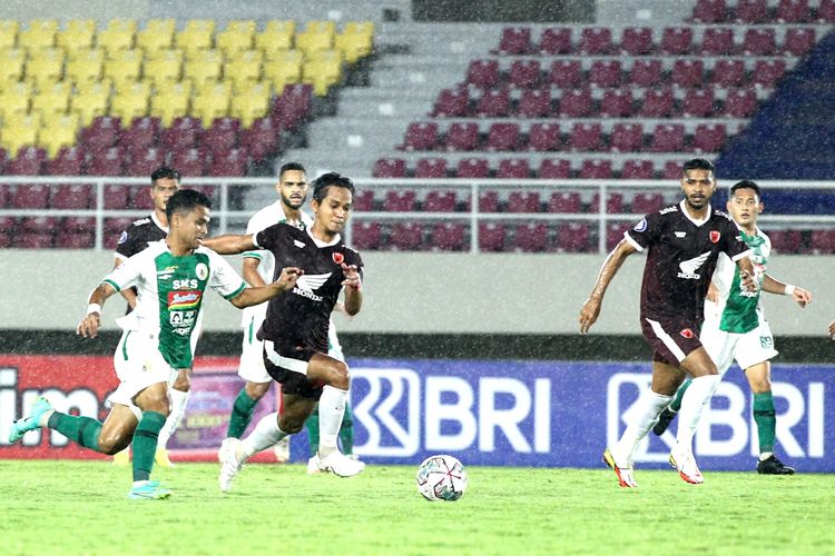 Aksi Abdul Rachman dalam laga PSM vs PSS pada pekan ke-12 Liga 1 2021-2022