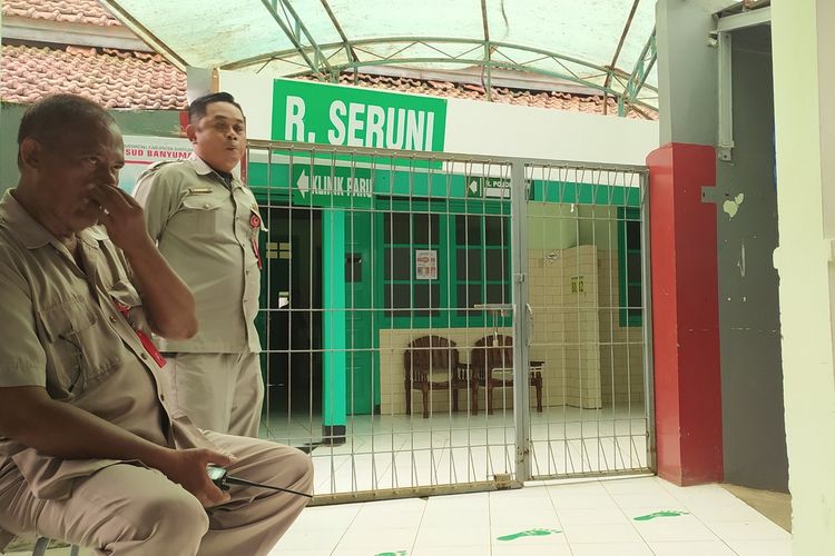 Bagian depan Ruang Seruni yang menjadi tempat isolasi dijaga petugas di RSUD Banyumas, Jawa Tengah, Rabu (4/3/2020).