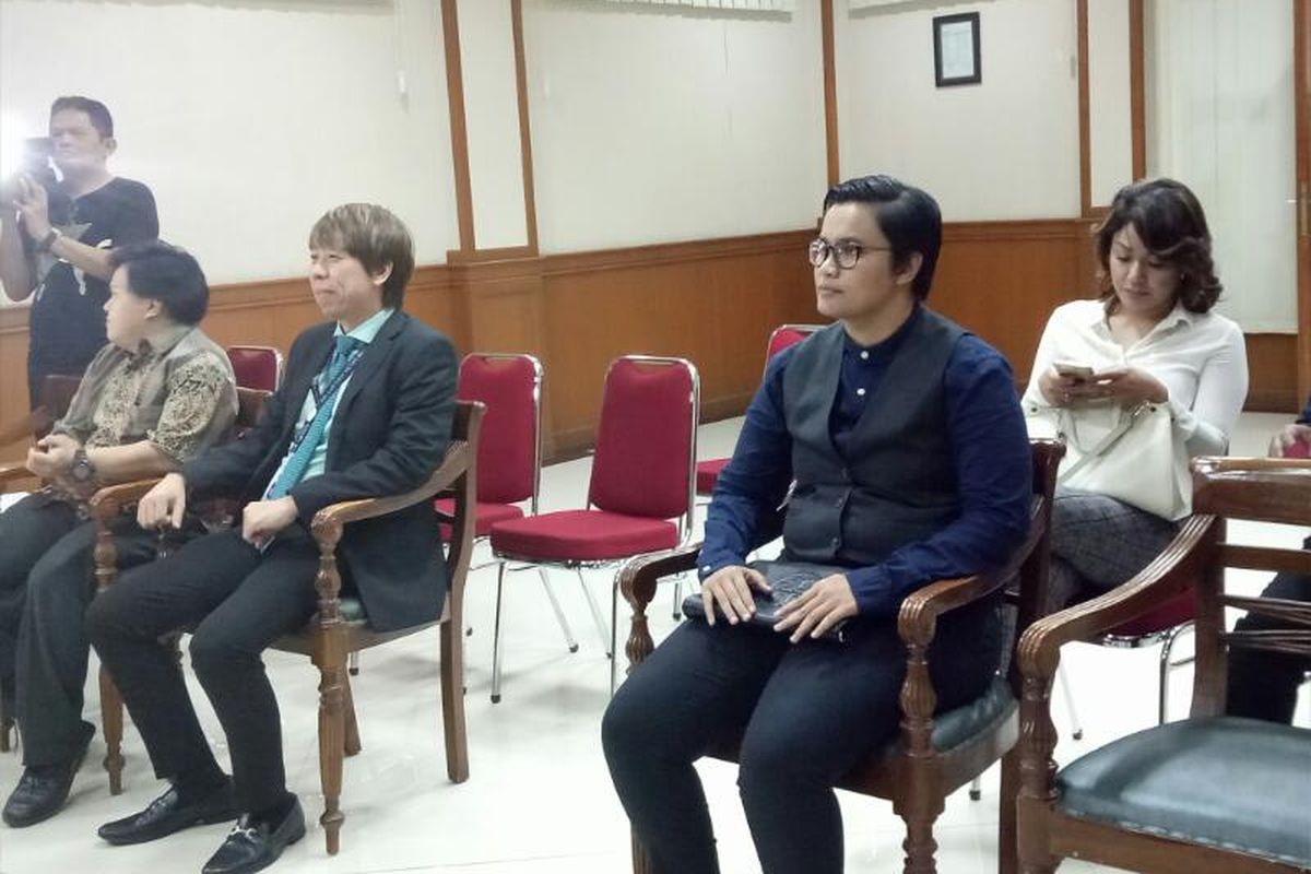 Kuasa hukum Aming, Devi Waluyo, dan kuasa hukum Evelyn, Henry Indraguna, hadir pada sidang kedua permohonan cerai talak Aming terhadap Evelyn di Pengadilan Agama, Jakarta Selatan, Kamis (13/4/2017) pagi.