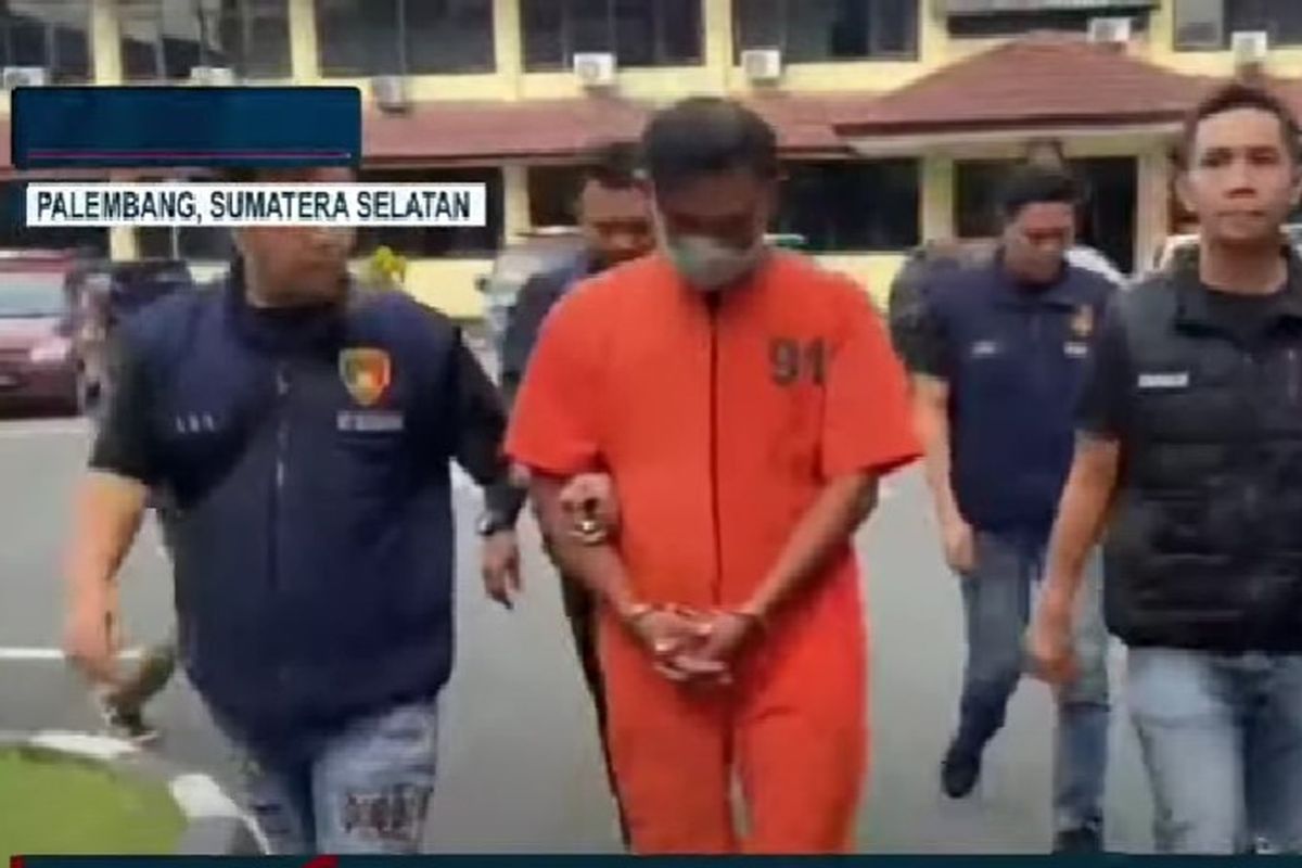 Jadi Tersangka, Penganiaya Dokter Koas Unsri Diborgol dan Berbaju Tahanan